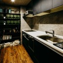 空間を立体的に活用したインダストリアルな隠れ家リノベの写真 キッチン