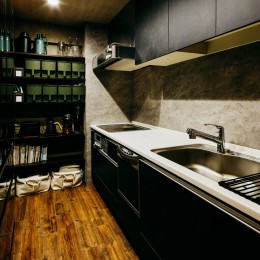 キッチン (空間を立体的に活用したインダストリアルな隠れ家リノベ)