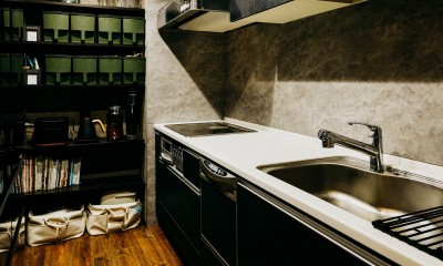 空間を立体的に活用したインダストリアルな隠れ家リノベ (キッチン)