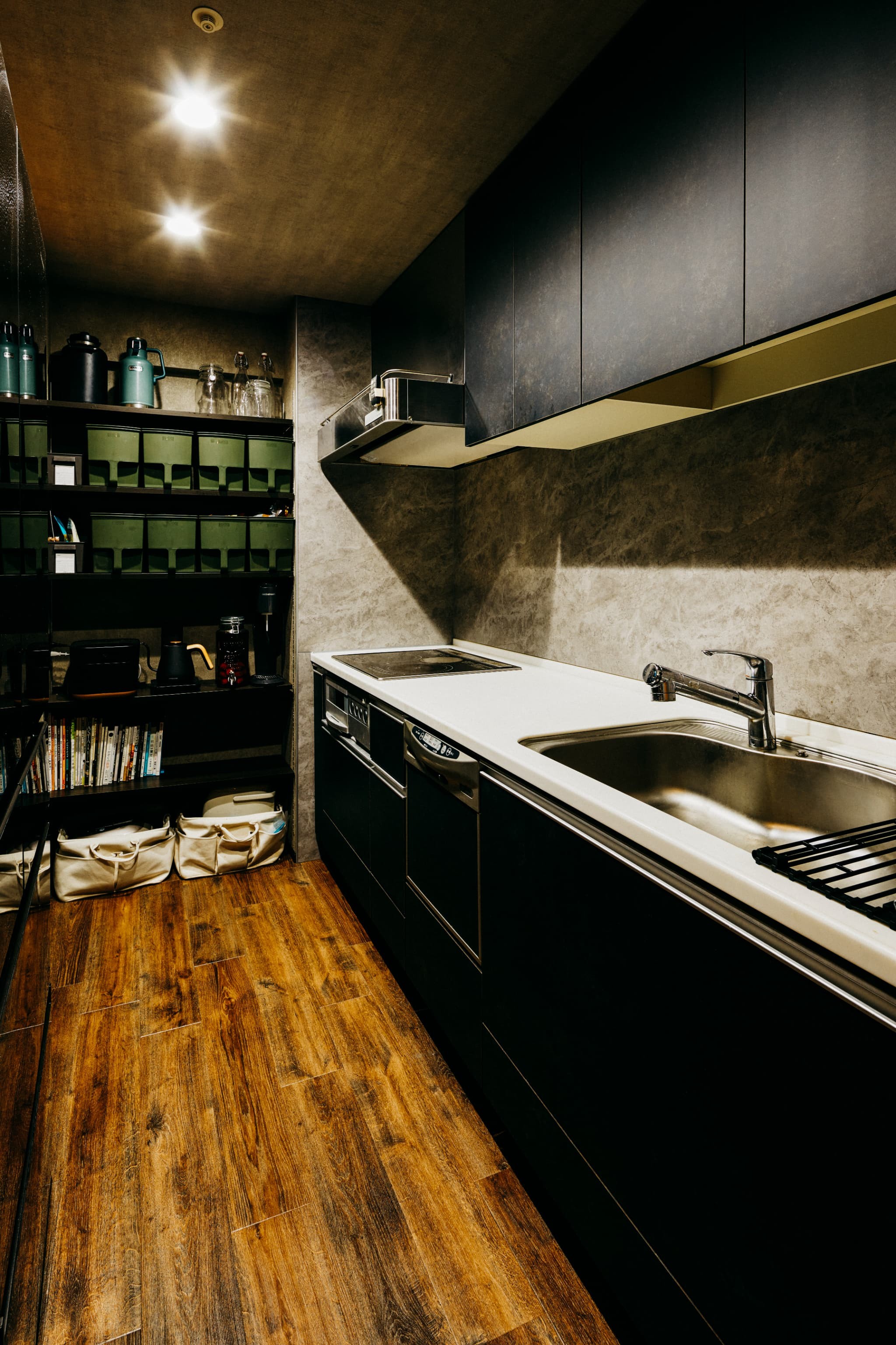 キッチン事例：キッチン（空間を立体的に活用したインダストリアルな隠れ家リノベ）