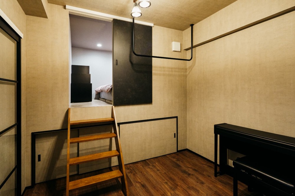 空間を立体的に活用したインダストリアルな隠れ家リノベ (フリールーム&主寝室)