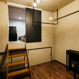 空間を立体的に活用したインダストリアルな隠れ家リノベ (フリールーム&主寝室)