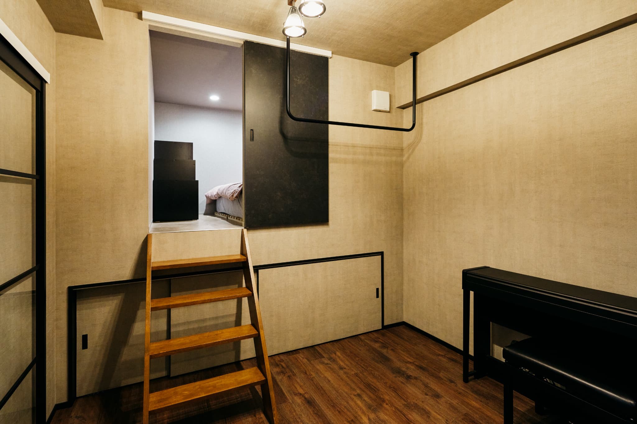 ベッドルーム事例：フリールーム&主寝室（空間を立体的に活用したインダストリアルな隠れ家リノベ）