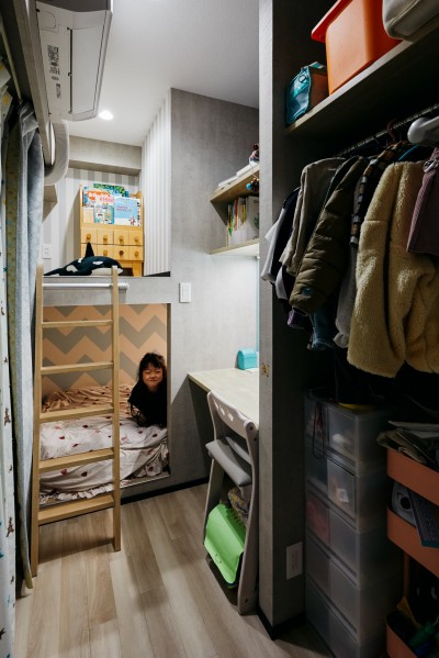 子ども部屋 (空間を立体的に活用したインダストリアルな隠れ家リノベ)