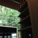 東京町田Ｓ邸～四神相応の地に建てる～の写真 ダイニング内のデスク。収納タワーには専用の書棚がついています