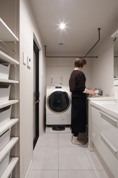 洗濯物にアイロンをかけて畳むまでできる作業台 (日々のプチストレスを解消するための自宅リノベで、無理することなくキレイな暮らし。)