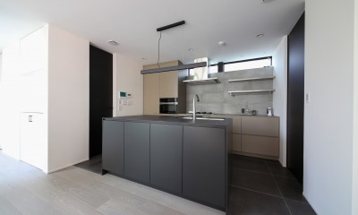 二つの収納を持つシンプルで美しいアイランドキッチン｜空とつながる回廊の家（オフィス・事務所併用住宅）／神奈川県横浜市
