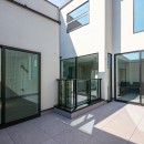 空とつながる回廊の家（オフィス・事務所併用住宅）／神奈川県横浜市の写真 LDKと書斎に面したバルコニーと中庭
