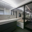 空とつながる回廊の家（オフィス・事務所併用住宅）／神奈川県横浜市の写真 機能的なレイアウトの家事室・洗面室
