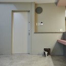 house with catsの写真 ネコ入り口
