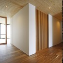 【toki】視線を気にしなくていい家は想像以上に開放的で心地いいの写真 玄関ホール　廊下