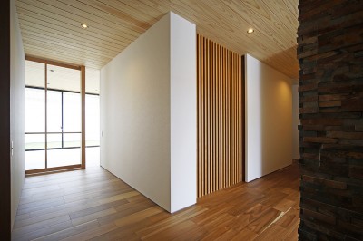 玄関ホール　廊下 (【toki】視線を気にしなくていい家は想像以上に開放的で心地いい)