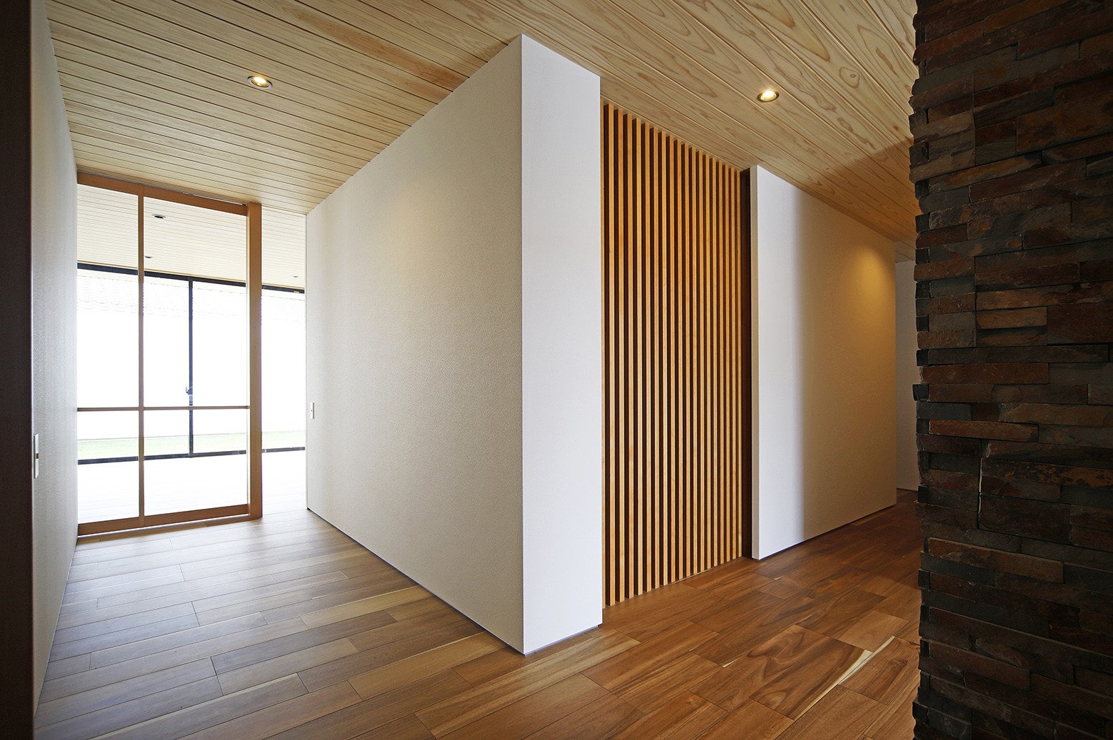 玄関事例：玄関ホール　廊下（【toki】視線を気にしなくていい家は想像以上に開放的で心地いい）
