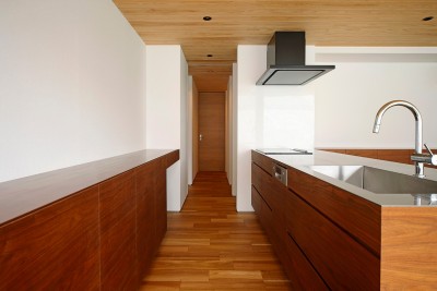 キッチン (【toki】視線を気にしなくていい家は想像以上に開放的で心地いい)