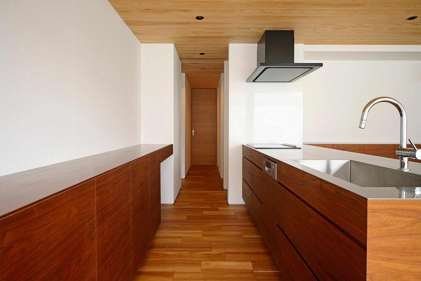 キッチン事例：キッチン（【toki】視線を気にしなくていい家は想像以上に開放的で心地いい）