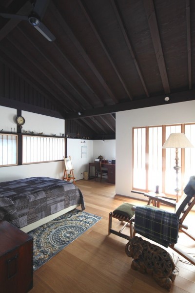 個室２個室１からは富士山を遠くに臨むが、こちらは南や西の山の緑を楽しむに緑 (鎌倉谷戸の家ー海外勤務リタイヤ後の住まい)