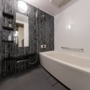 重厚な気品漂うブリティッシュテイストな住まいの写真 浴室