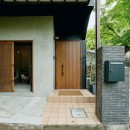 都心で叶える土間と薪ストーブの家の写真 「玄関」と「土間」、2つの入口で快適に