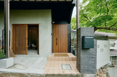 「玄関」と「土間」、2つの入口で快適に (都心で叶える土間と薪ストーブの家)