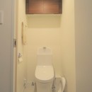 デザインと暮らしやすさを両立させる、素材を愉しむ住まいづくりの写真 トイレ