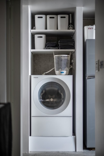 実用的な洗濯機置き場 (“掃除が嫌い”だからできる潔さが叶えた　自分も猫も主役になる家)