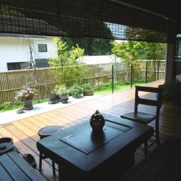 鎌倉谷戸の家ー海外勤務リタイヤ後の住まい (リビング前のデッキから庭を眺める)