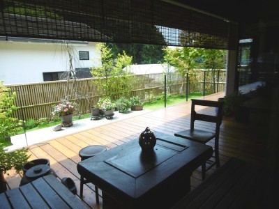 リビング前のデッキから庭を眺める (鎌倉谷戸の家ー海外勤務リタイヤ後の住まい)