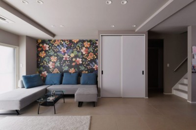 印象的なアクセントクロスでお部屋の雰囲気をグレードアップ (回遊式で動線のいい家！)