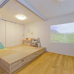 小上がりの畳スペース (デザインも機能性も大満足なお家に。子どもがぐるぐるかけまわる無垢オーク材の床が心地いい広々空間。)