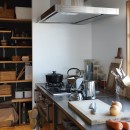 大胆な間取りで「ヒュッゲ」な暮らしを｜北欧スタイルの写真 キッチン・パントリー
