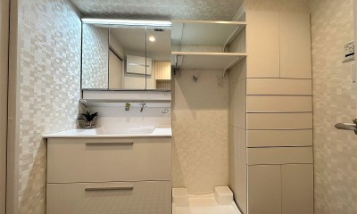 洗面室にも造作収納家具｜壁面リビング収納をメインにリフォーム