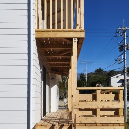 A house built on the edge of a developed areaー開発地のエッジにある家ー (デッキ)