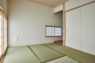 和室 (A house built on the edge of a developed areaー開発地のエッジにある家ー)