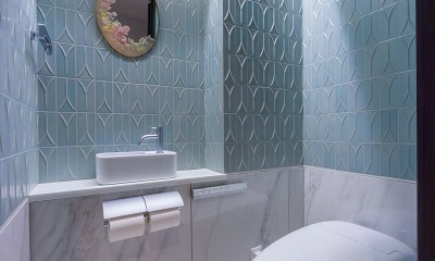手洗いをニッチに納め、個性的なタイルを2トーンで貼り分けたトイレ｜吟味された設備とタイル、照明計画が作り出す、大人のリノベーション