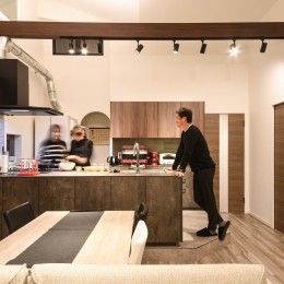 天井高は4,400mm、意匠梁と照明計画でさらに洗練された空間へ (キッチン)