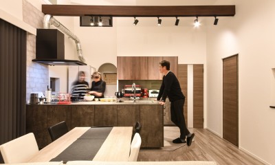 キッチン｜天井高は4,400mm、意匠梁と照明計画でさらに洗練された空間へ
