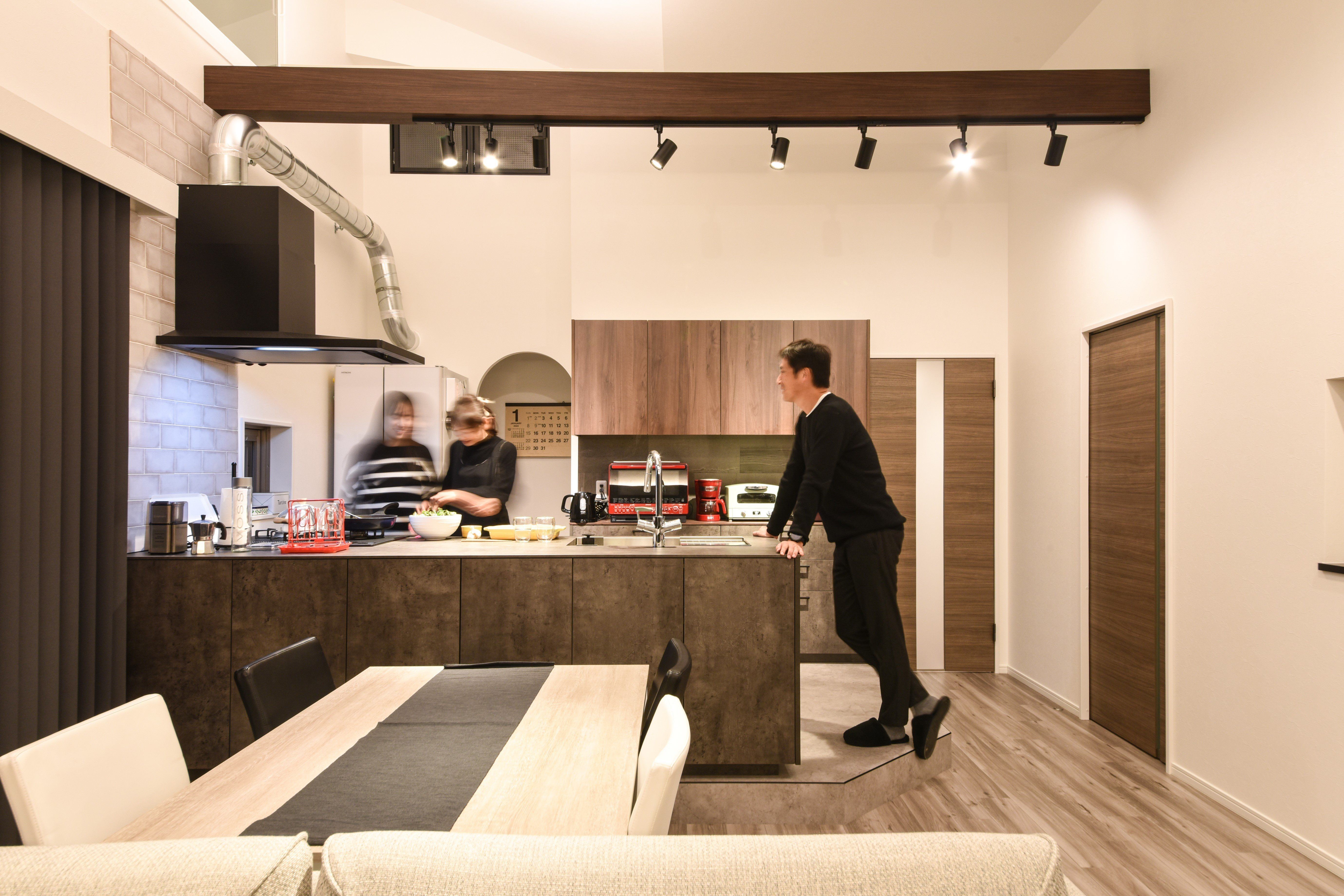 キッチン事例：キッチン（天井高は4,400mm、意匠梁と照明計画でさらに洗練された空間へ）