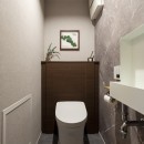 お好みのインダストリアルテイストでまとめた夫婦の住まいの写真 異素材の内装が映えるトイレ空間
