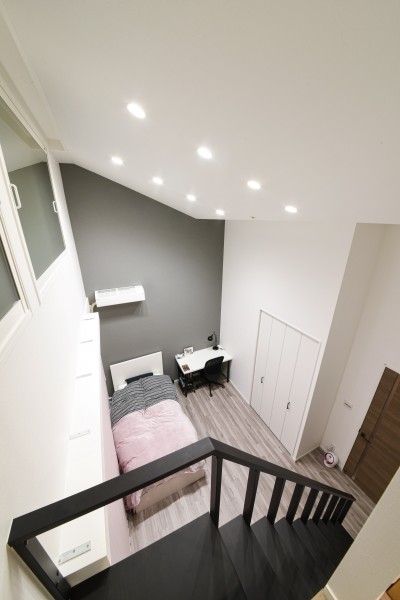 お子様部屋とロフト階段 (天井高は4,400mm、意匠梁と照明計画でさらに洗練された空間へ)