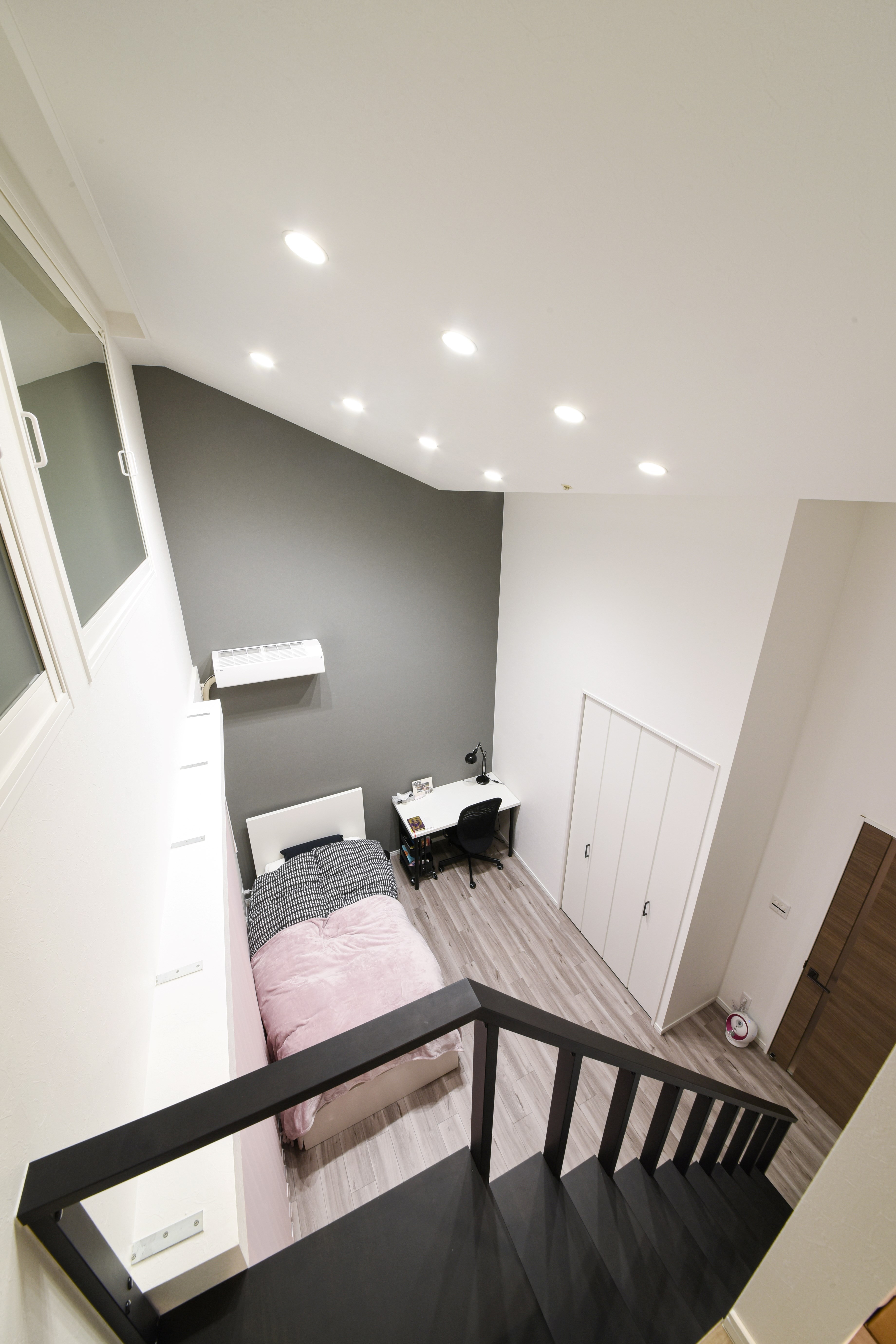 子供部屋事例：お子様部屋とロフト階段（天井高は4,400mm、意匠梁と照明計画でさらに洗練された空間へ）
