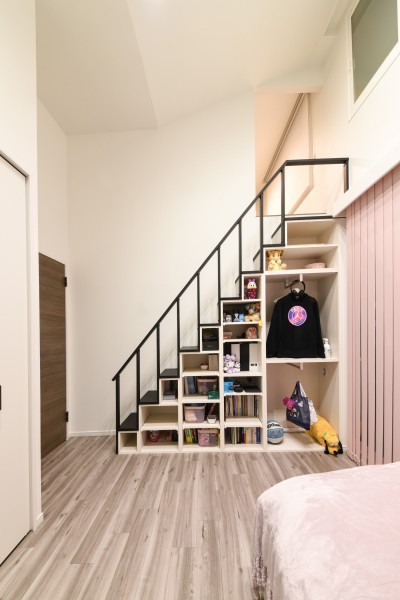 お子様部屋とロフト階段 (天井高は4,400mm、意匠梁と照明計画でさらに洗練された空間へ)