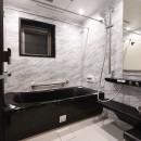 天井高は4,400mm、意匠梁と照明計画でさらに洗練された空間への写真 浴室