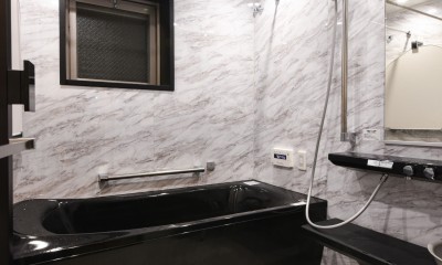 浴室｜天井高は4,400mm、意匠梁と照明計画でさらに洗練された空間へ