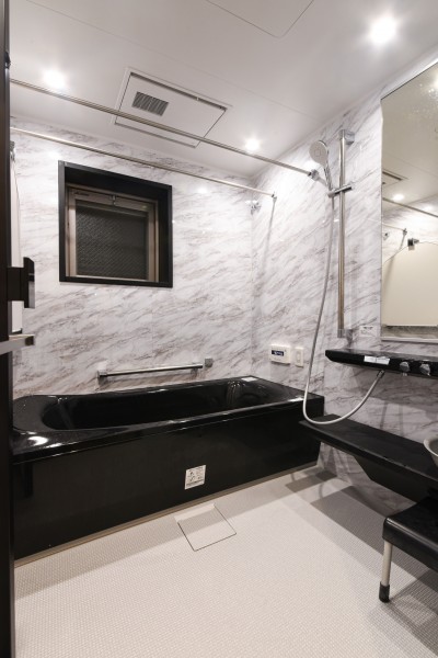 浴室 (天井高は4,400mm、意匠梁と照明計画でさらに洗練された空間へ)