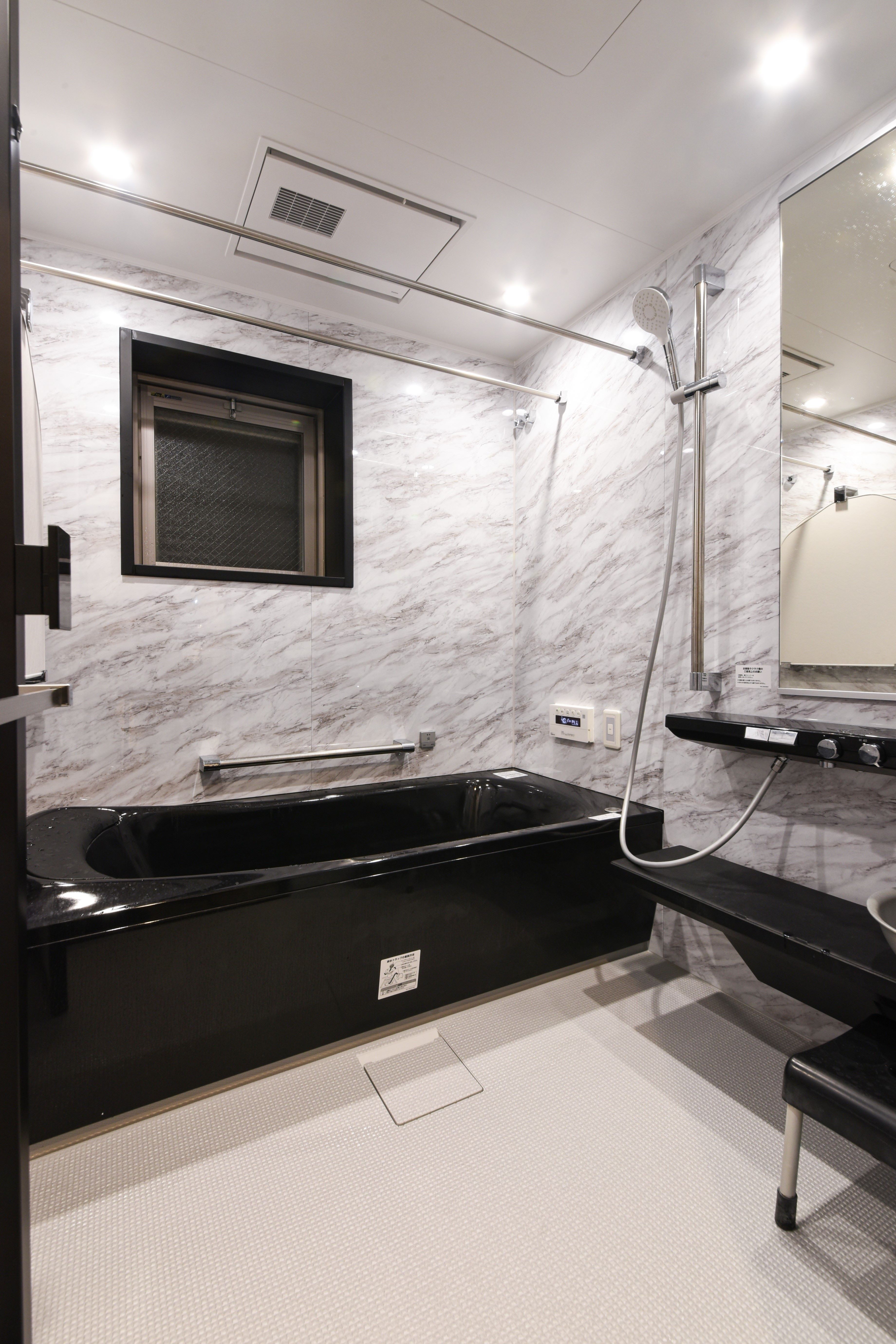 バス/トイレ事例：浴室（天井高は4,400mm、意匠梁と照明計画でさらに洗練された空間へ）