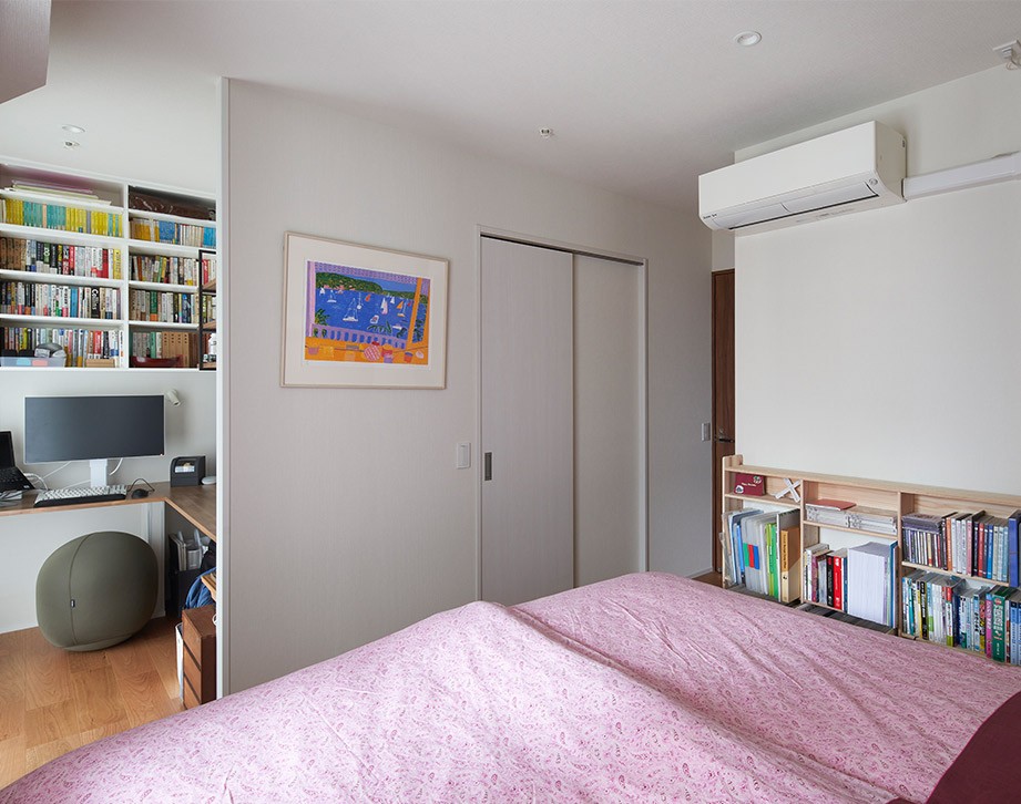 ベッドルーム事例：２つの洋室をひとつにして空間を分けた（思い出を並べた書斎と、将来の夢を描いたキッチン。夫婦二人で長く楽しく暮らす家。）