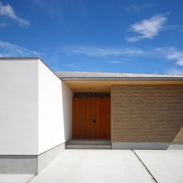 【ushida】シンプル美を極めた平屋のコートハウス (玄関)