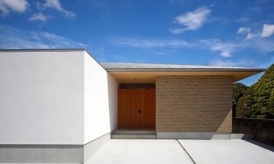【ushida】シンプル美を極めた平屋のコートハウス (玄関)