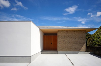 玄関 (【ushida】シンプル美を極めた平屋のコートハウス)