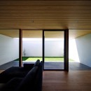 【ushida】シンプル美を極めた平屋のコートハウスの写真 リビングダイニング